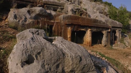 In steile Klippen gehauene Gräber