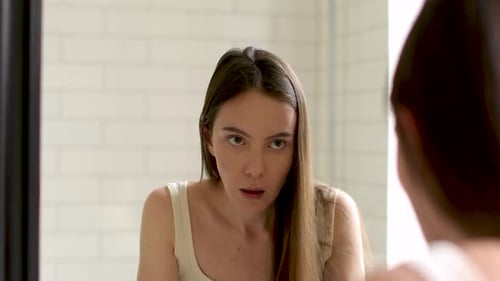 Junge Frau fühlt sich übel