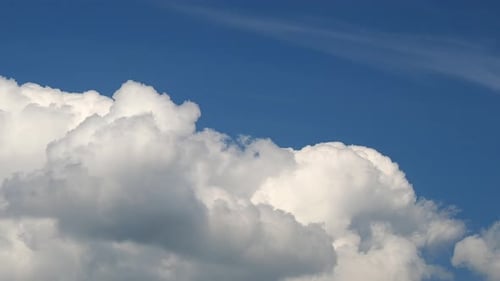 Un énorme nuage blanc brillant se déplaçant sur le ciel bleu