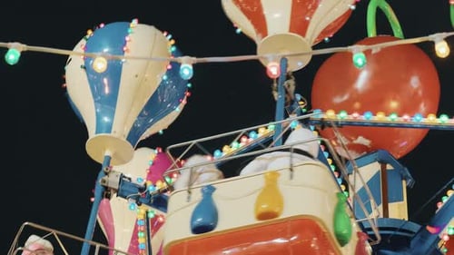 Buntes blinkendes Karusselllicht auf dem Weihnachtsmarkt und glückliche Menschen, die ihre Ferien genießen