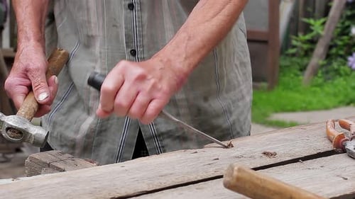 Die
Hände des alten Mannes arbeiten.