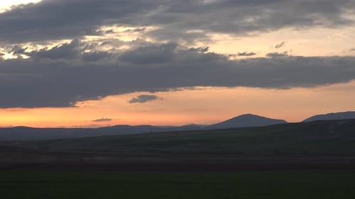 Le soleil derrière les nuages avant le coucher