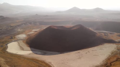 Panorama-Luftaufnahme des Vulkans auf dem Planeten Mars