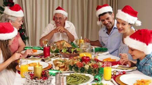 Família extensa sorridente na mesa do jantar de Natal