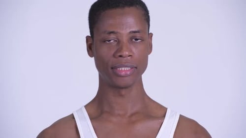 Gesicht eines jungen ernsthaften afrikanischen Mannes, der mit dem Kopf nickt Nein