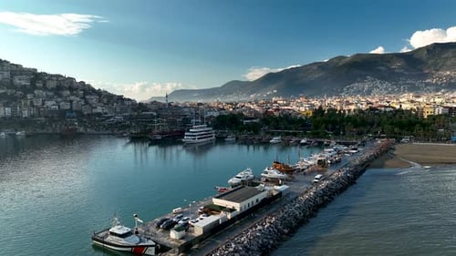 Iates no porto, vista aérea, 4 K, Alanya, Turquia
