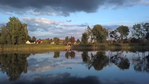 1 Million $ Drohnenflug eines einsamen blonden Mädchens im rosa Sommerkleid spiegelt bei sommerliche sonne