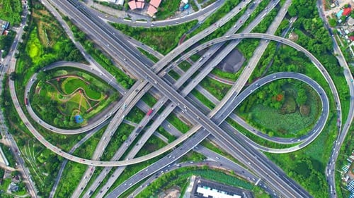 Superbe Drone à vue aérienne au-dessus du trafic autoroutier