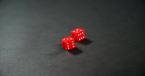 Dados en mesa de póquer 4k