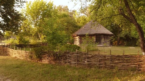 Old Village Holzblockhaus und Weidenhecke