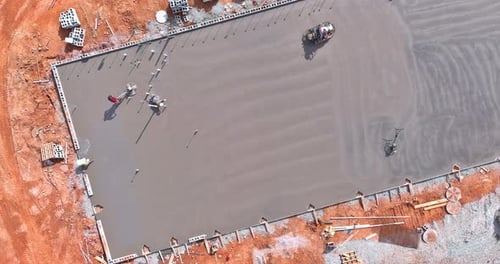 Después de verter el concreto en el piso de cimentación, los trabajadores están puliendo el concreto con concreto