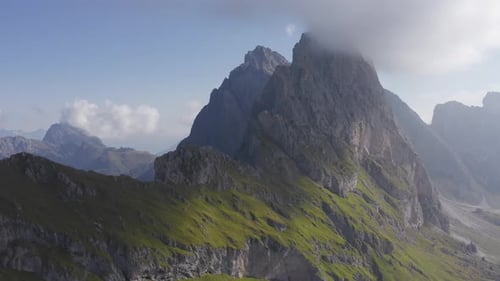 Prise de vue par Drone du sommet de la montagne de Seceda avec une vue dégagée sur le ciel