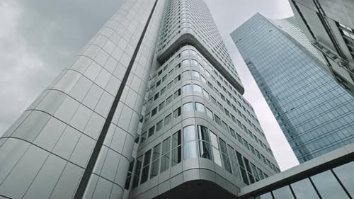Edificio de oficinas de vidrio de gran altura en el centro