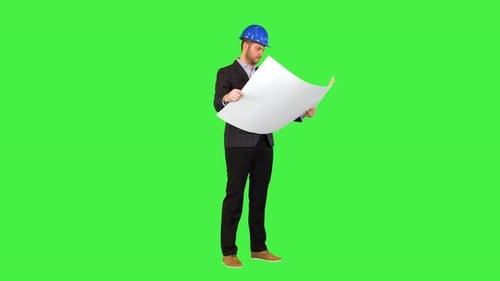 Männlicher Baumeister Ingenieur Architekt im Schutzhelm Lesen Blueprint Fokussierte Arbeit am Bauplan Entwurf auf