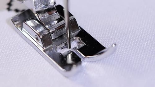 Die Nähmaschine näht in Zeitlupe einen Zierstich