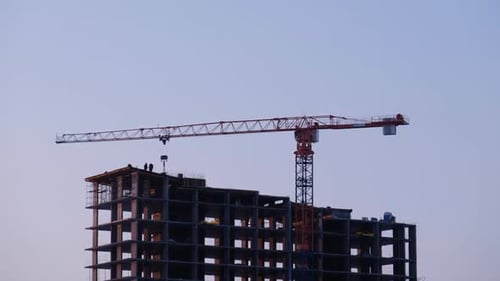 Construcción de grúas trabajando