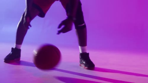 Joueur de basket-ball professionnel sur fond bleu