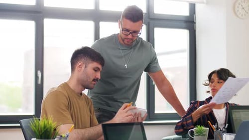 Equipe de negócios ou startups trabalhando no escritório