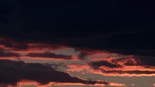 Zeitraffer dunkler Wolken am Abendhimmel