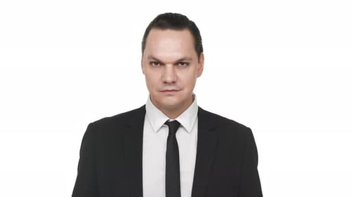 Porträt eines verklemmten gutaussehenden Mannes im klassischen Anzug, der im Studio auf weißem Hintergrund posiert, mit schwerem