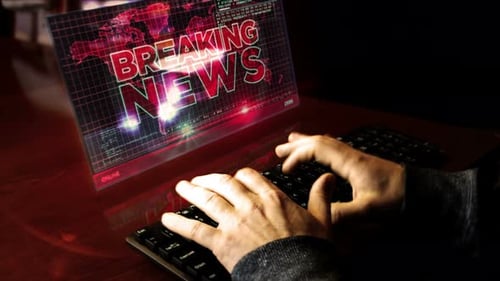 Hombre escribiendo en el teclado con una pantalla holográfica transmitida por un periodista Breaking News