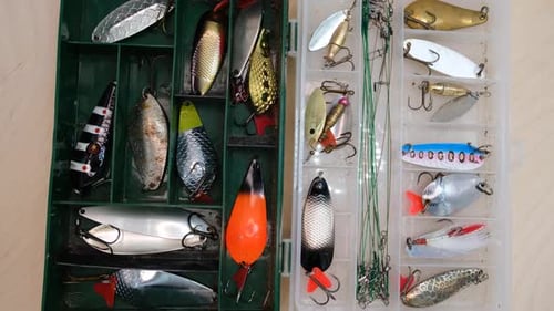Angelbox mit Löffeln und Metallkugeln, Ausrüstung zum Angeln mit Spinnfischen