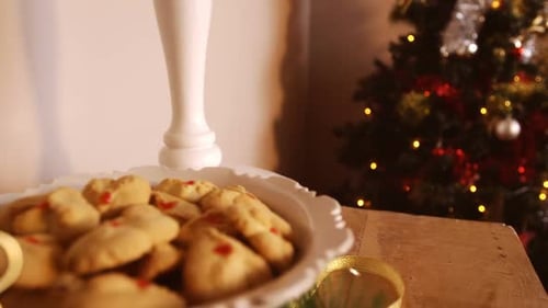 Teller mit Weihnachtsplätzchen auf Holztisch