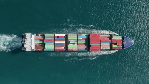Images aériennes d'un cargo naviguant en haute mer