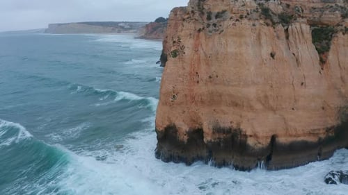 Drone aérien incliné vers l'œil de l'oiseau, vue de haut en bas, révèle de fortes vagues s'écrasant contre