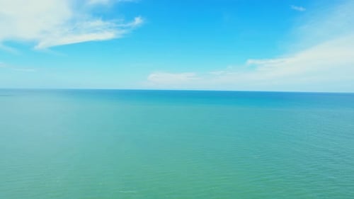 4K-Drohnen-Luftaufnahme von wunderschönen Meereswellen