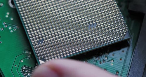 Hand mit Zentralcomputerprozessor. CPU auf Mikrochip-Hintergrund. Technologische Details von Personal
