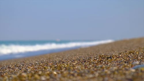 Wunderschöner Kiesstrand am blauen Meer