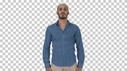 Homem árabe estrito em pé e olhando para a câmera, canal alfa