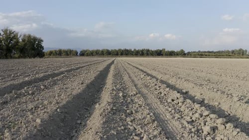 Gepflügte Feldrutsche Drohnenschuss, Boden in der Sonne bereit zur Aussaat