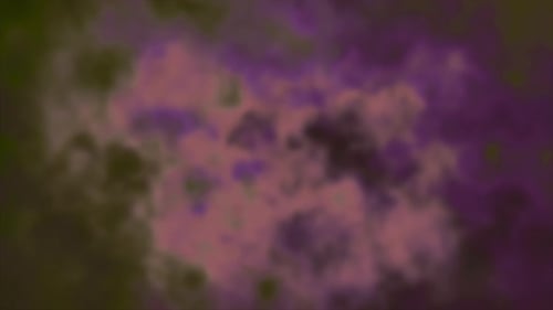 Farbenfrohe Wolken mit Blitzen