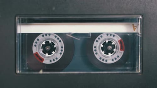 Audioband. Vintage-Tonbandgerät spielt darin eingesetzte Audiokass