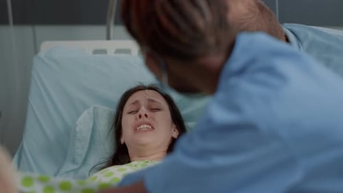 Nahaufnahme einer Frau in schmerzhafter Wehen bei der Geburt eines Kindes