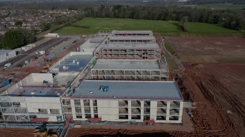 Edificio de construcción de una nueva escuela en el Reino Unido, gran estructura de acero, vista aérea