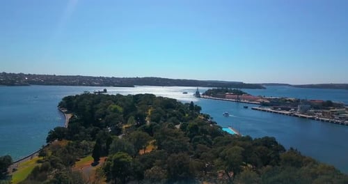 Vista aérea de cerca de la Ópera de Sídney, cerca del puente Harbour.