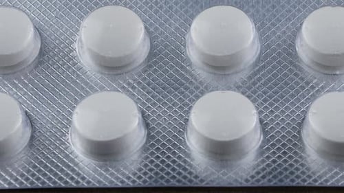 Nahaufnahme Pillen und Drogen. Arzneimittel, Pillen und Tabletten mit drehbaren Blisterpackungen.