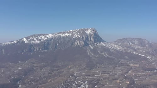 Paysage d'hiver avec vidéo du Drone 4K au sommet de la montagne Stol