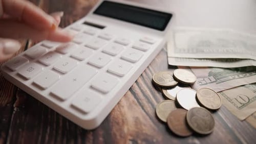 Uma mulher está calculando suas despesas por um mês