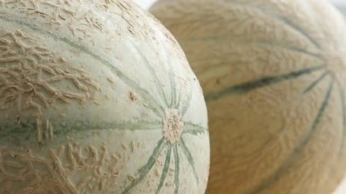 Paar frische Melonen Konzept Food Hintergrund kippbar 4K 2160p 30fps UltraHD-Aufnahmen - Langsame Neigung auf C