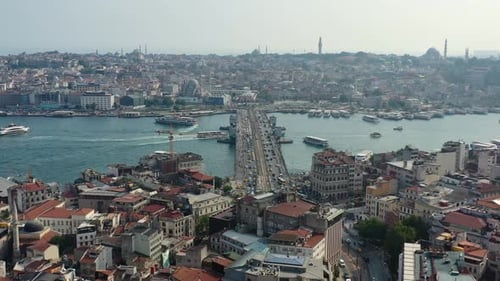 Luftdrohne mit Blick auf Karaköy in Istanbul, Türkei, an einem sonnigen Tag, als der Verkehr die Galata Bri überquert