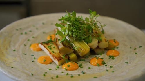 Poireaux grillés avec sauce et choux