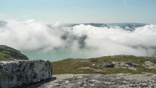 Schieberegler Zeitraffer der Schmiede über Bergsee, Norwegen