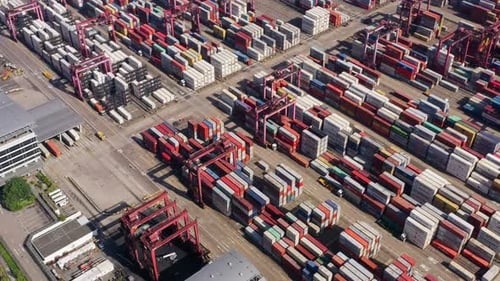 Drohne fliegt über Cargo Terminal in Hongkong