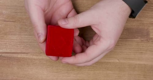 Kleine rote Schachtel mit Verlobungs-Diamantring von Hand öffnen