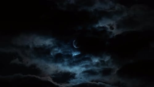 Timelapse-Vollmond am dunklen bewölkten Himmel