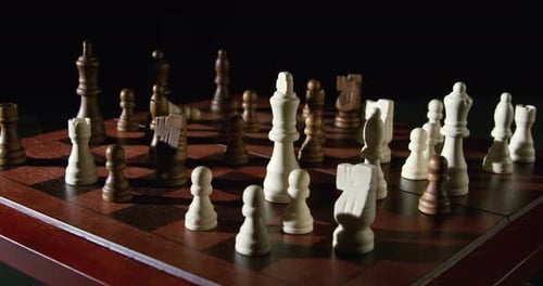 Gemischte schwarze und weiße Schachfiguren aus Holz auf Schachbrett 10b